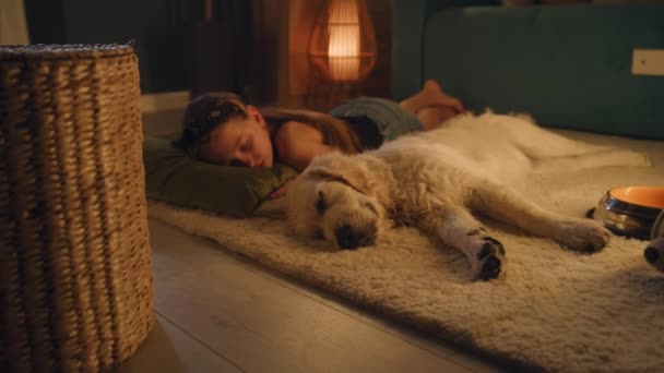 Meisje Liggend Zacht Tapijt Met Hond Samen Slapen Ontspannen Verzadigde — Stockvideo