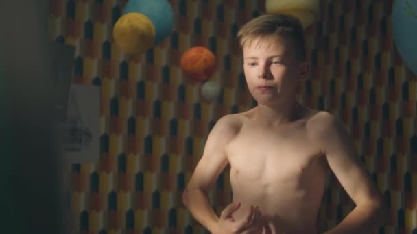 Młody Chłopiec Bez Koszuli Patrzy Mięśnie Brzucha Przed Lustrem Swoim — Wideo stockowe