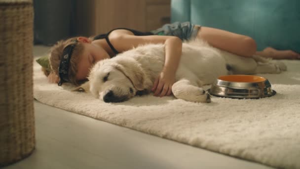 Chica Abrazando Perro Durante Día Durmiendo Alfombra Suave Viendo Sueños — Vídeo de stock