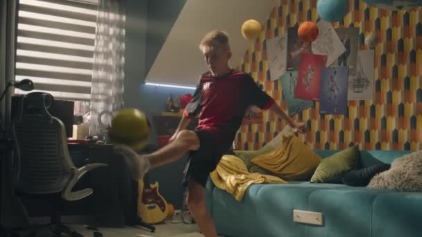 Мальчик Занимается Футболом Своей Спальне Молодой Энтузиаст Футбола Перед Матчем — стоковое видео