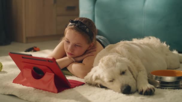 Ung Flicka Tittar Filmer Och Kramar Kudde Hund Sover Och — Stockvideo