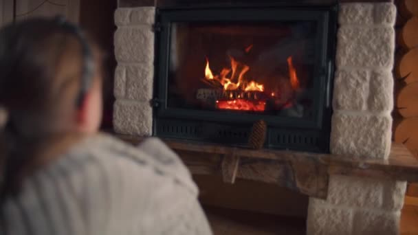 Młoda Dziewczyna Siedząca Przy Kominku Łagodnym Dywanie Oglądająca Ogniu Ocieplająca — Wideo stockowe