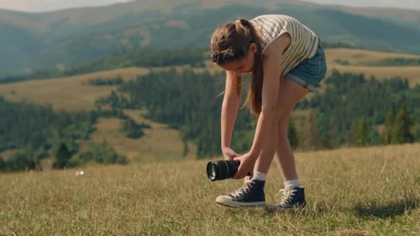 Jonge Fotograaf Filmt Prachtige Film Meisje Het Creëren Van Inhoud — Stockvideo
