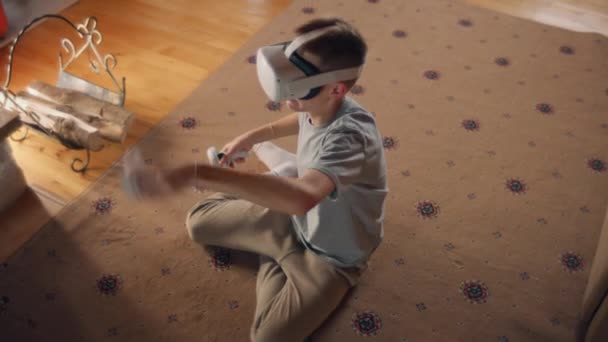 Ung Kille Som Spelar Augmented Reality Spel Testar Glasögon Och — Stockvideo