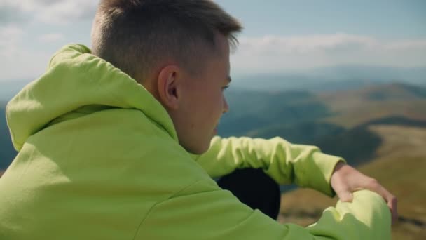 Молодий Хлопець Сидить Камені Спостерігає Прекрасним Пейзажем Відчуває Подих Теплого — стокове відео