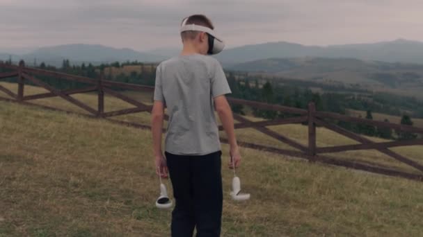 Joven Caminando Auriculares Sobre Naturaleza Sumergiéndose Realidad Aumentada Viendo Las — Vídeos de Stock