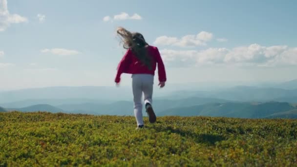 Jeune Fille Courant Sur Une Belle Colline Herbe Dissolvant Horizon — Video