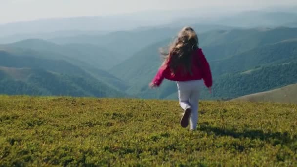 Jong Meisje Loopt Prachtige Groene Heuvel Beweegt Lang Haar Genieten — Stockvideo