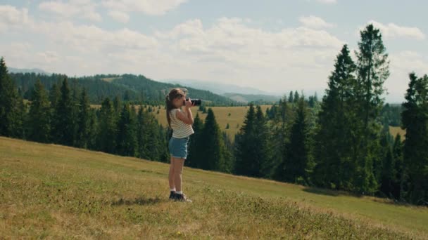 Молодий Фотограф Знімає Пейзаж Красивому Зеленому Пагорбі Фотографуючи Природу Дівчина — стокове відео