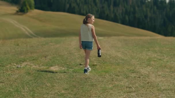 Joven Fotógrafo Caminando Sobre Una Colina Verde Fotografiando Hermoso Paisaje — Vídeos de Stock