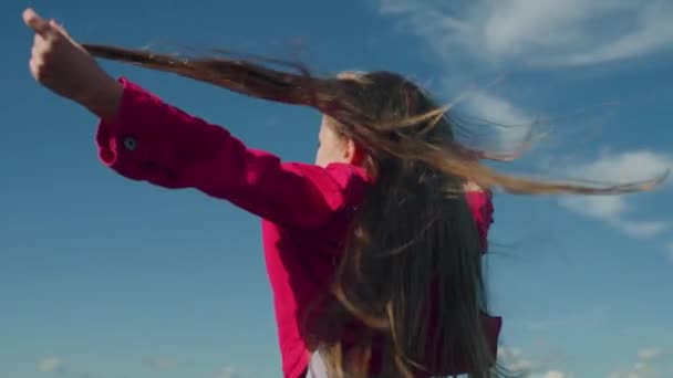 Молода Дівчина Рухає Довге Волосся Насолоджуючись Потоками Теплих Вітрів Красивими — стокове відео