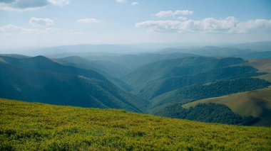 Dağlar arasındaki güzel tepelerin manzarası. Temiz doğanın estetik manzarası, taze sisli hava. Yüksek kayadan inanılmaz manzara