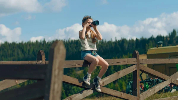 Młody Fotograf Fotografujący Krajobraz Aparatem Cyfrowym Pięknym Zielonym Wzgórzu Siedzący — Zdjęcie stockowe