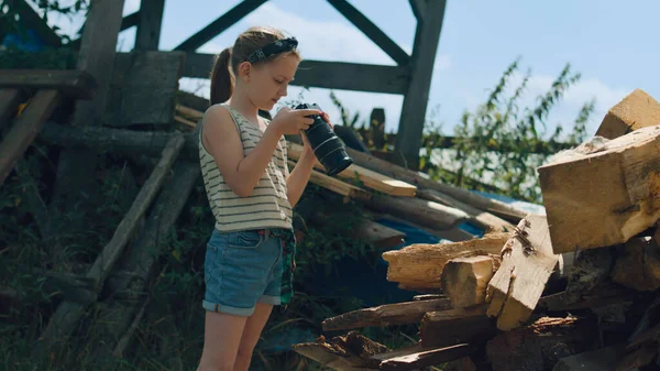 Jovem Fotógrafo Atirando Padrão Madeira Menina Tirando Fotos Macro Natureza — Fotografia de Stock