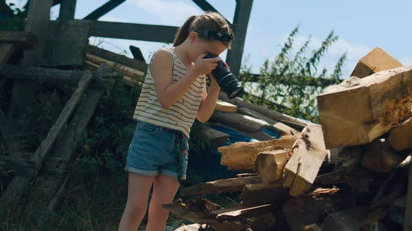 Jovem Fotógrafo Atirando Padrão Madeira Menina Tirando Fotos Macro Natureza — Fotografia de Stock