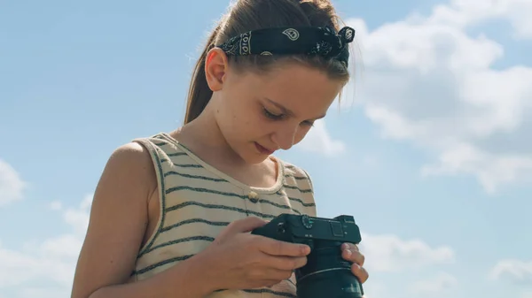 年轻摄影师拍摄风景 女孩拍摄自然照片 观看结果 提升摄影技巧 在户外消磨闲暇时间 特写镜头 — 图库照片