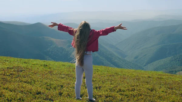 Młoda Dziewczyna Działa Pięknym Wzgórzu Zieleni Porusza Długimi Włosami Ciesząc — Zdjęcie stockowe