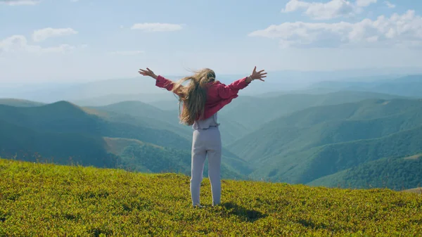 소녀는 머리를 이면서 아름다운 언덕에서 돌리며 바람을 즐기며 옥외에서 여가를 — 스톡 사진