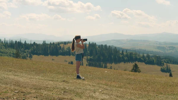 Młody Fotograf Fotografujący Krajobraz Pięknym Zielonym Wzgórzu Fotografujący Przyrodę Dziewczyna — Zdjęcie stockowe