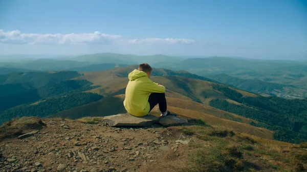 Młody Facet Siedzący Kamieniu Obserwujący Piękny Krajobraz Czujący Oddech Ciepłego — Zdjęcie stockowe