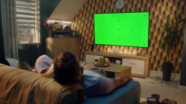 Pasangan Sofa Ruang Tamu Berbicara Menonton Berita Film Atau Seri — Stok Video