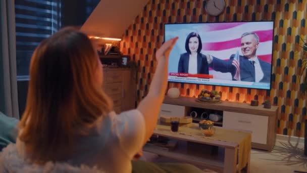 Irritated Couple Sitting Sofa Living Room Snacks Watching Politics News — Stock Video