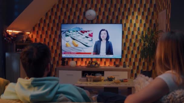Paar Sitzt Auf Dem Sofa Wohnzimmer Mit Snacks Und Limo — Stockvideo
