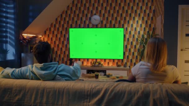 Ζευγάρι Κάθεται Στον Καναπέ Στο Σαλόνι Βλέποντας Έκτακτη Είδηση Ταινία — Αρχείο Βίντεο