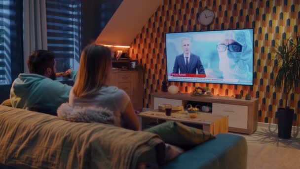 Pasangan Duduk Sofa Bersama Sama Ruang Tamu Dengan Desain Modern — Stok Video