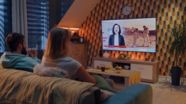 Kanepede oturan çift oturma odasında aperatiflerle, TV kanalında astronotlar, uzay görevi, Mars 'ı keşfetmek hakkında haberler izliyorlar. Erkek ve kadın hafta sonları evde dinleniyorlar..