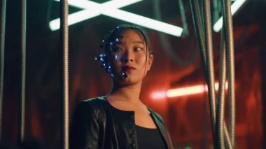 Siyah deri ceketli siber punk kız ve yoğun yüz ifadeleri. Tek gözlü ve kulaklıklı Asyalı kız. Siyah askılı çubukların arkasında kapana kısılmış. Cyborg, bilim kurgu, neon ışıklar..