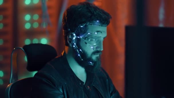 Egy Cyberpunk Fickó Nézi Képernyőt Futurisztikus Félszemű Szemüveget Visel Fülhallgatóval — Stock videók