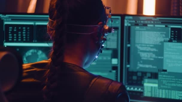 Κορίτσι Δουλεύει Πολλαπλές Οθόνες Υπολογιστών Φορώντας Ακουστικά Φώτα Led Που — Αρχείο Βίντεο