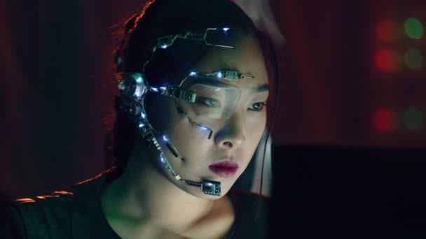 Egy Cyberpunk Lány Nézi Képernyőt Futurisztikus Egyszemű Szemüveget Visel Mikrofonnal — Stock videók