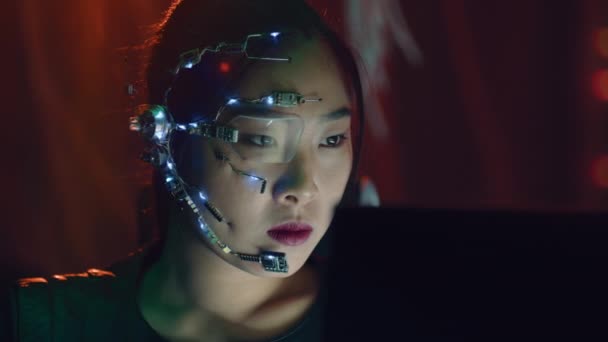 Una Chica Cyberpunk Trabaja Computadora Con Las Luces Rojas Neón — Vídeo de stock