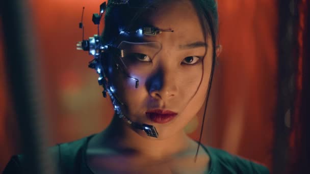 Ázsiai Lány Cyberpunk Stílusban Egy Fejhallgató Mikrofon Kis Fehér Led — Stock videók
