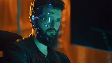 Bir Siberpunk bilgisayar ekranına bakıyor. Kulaklık ve mikrofon takan fütürist tek gözlü gözlükler takıyor. Siber ve bilim kurgu geçmişleri.