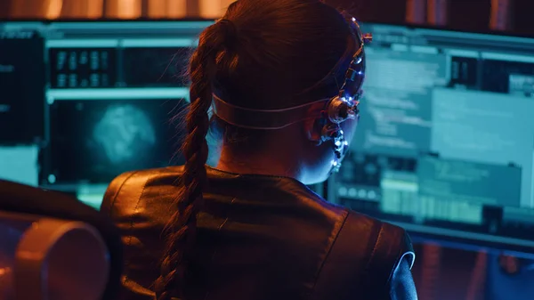 Visão Traseira Tipo Menina Cyberpunk Teclado Múltipla Tela Computador Com — Fotografia de Stock