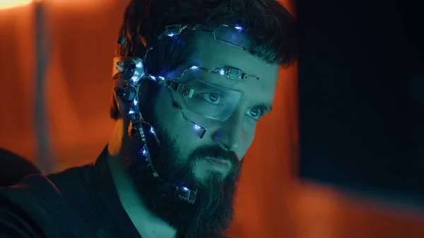 Barna Fickó Számítógépen Dolgozik Neonfényekkel Háttérben Kiberpunk Futurisztikus Félszemű Szemüveget — Stock Fotó
