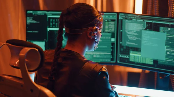 Visão Traseira Tipo Menina Cyberpunk Teclado Múltipla Tela Computador Com — Fotografia de Stock