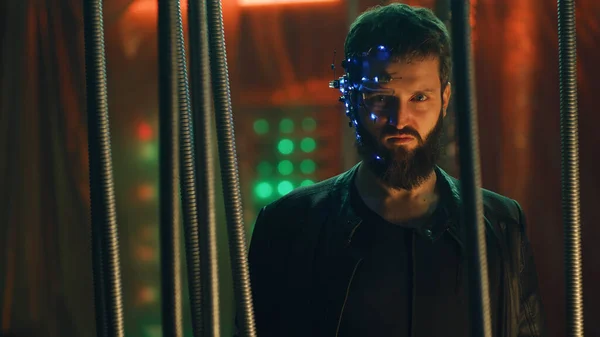 Ung Brunett Kille Cyberpunk Stil Står Bakom Svarta Stavarna Hängande — Stockfoto