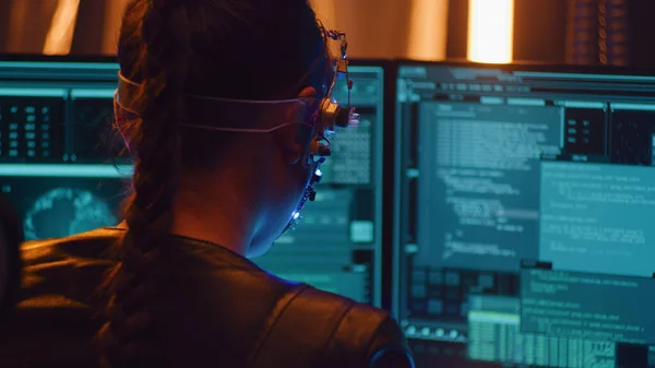 Kız Birden Fazla Bilgisayar Ekranı Ile Çalışıyor Üzerinde Led Işıkları — Stok fotoğraf