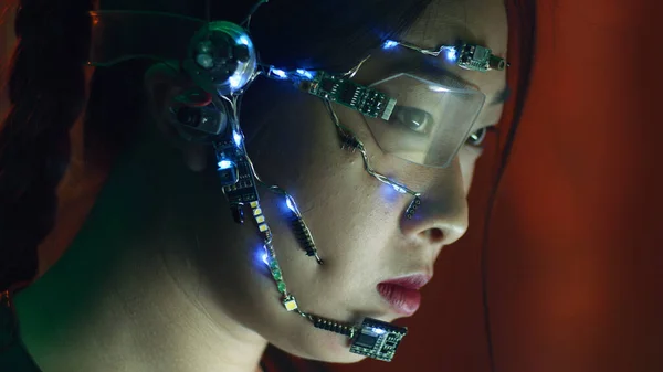 Skupiona Azjatka Cyberpunkowym Stroju Pracuje Komputerze Jednookich Okularach Białymi Światłami — Zdjęcie stockowe