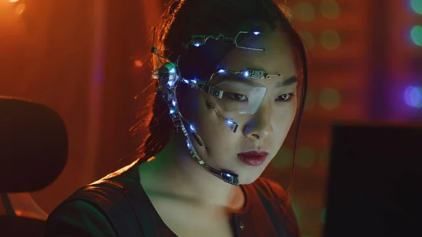Egy Cyberpunk Lány Dolgozik Számítógépen Vörös Neonfényben Ázsiai Lány Futurisztikus — Stock Fotó
