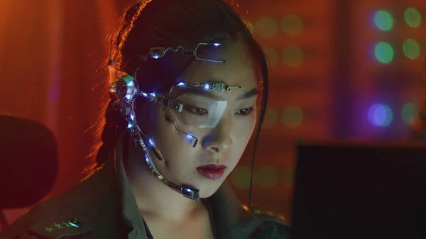 Koncentrált Ázsiai Lány Cyberpunk Öltözékben Dolgozik Számítógépen Félszemű Szemüveg Fehér — Stock Fotó