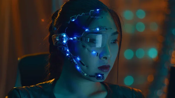 Una Chica Cyberpunk Trabaja Computadora Con Las Luces Rojas Neón — Foto de Stock