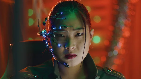 Egy Cyberpunk Lány Nézi Képernyőt Futurisztikus Egyszemű Szemüveget Visel Mikrofonnal — Stock Fotó