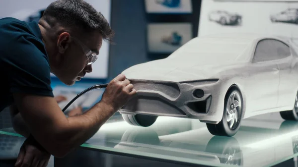 Ingeniero Automotriz Hace Las Correcciones Diseño Prototipo Escultura Coche Perfeccionarlo — Foto de Stock