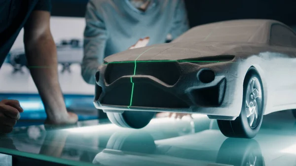 Kıdemli Otomotiv Mühendisleri Bir Heykel Prototip Araba Modelinin Önünde Mükemmellik — Stok fotoğraf