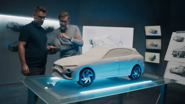 Опытные Автомобильные Дизайнеры Разработчики Обсуждают Дизайн Перед Моделью Прототипа Вагона — стоковое фото